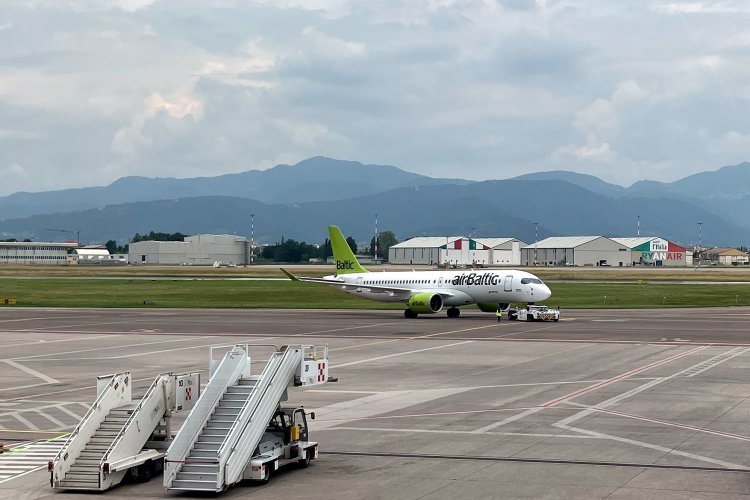 Самолет A220-300 (BD-500-1A11, CS300)