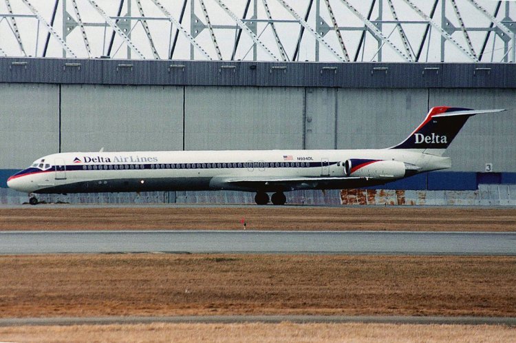 Самолет MD-88