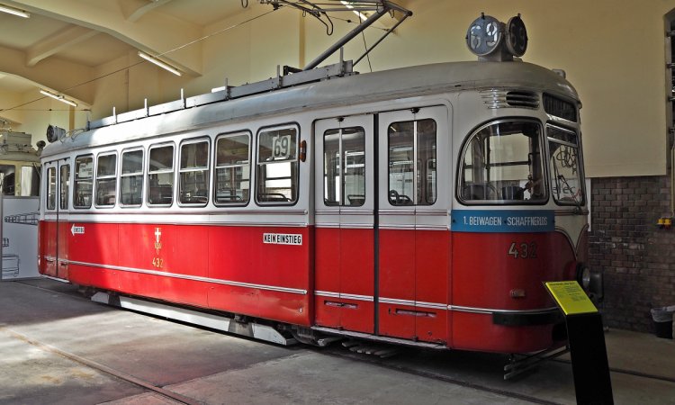Трамвай T2