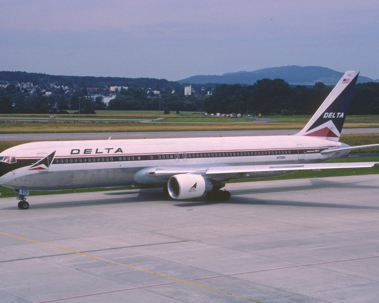 Самолет Boeing 767-300