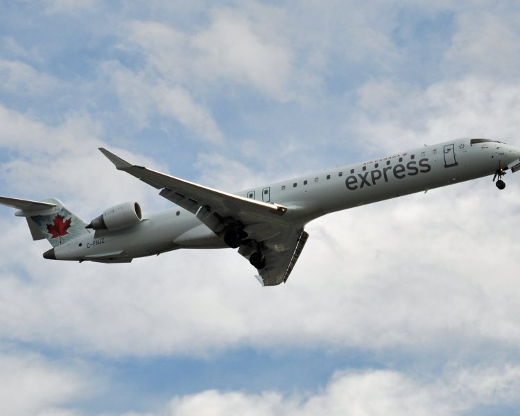 Самолет Bombardier CRJ700