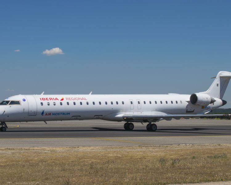 Самолет CRJ900