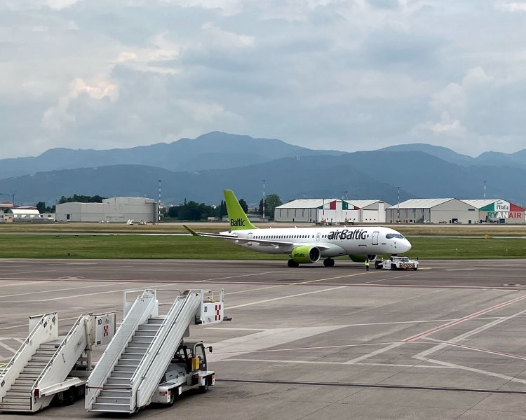 Самолет A220-300 (BD-500-1A11, CS300)