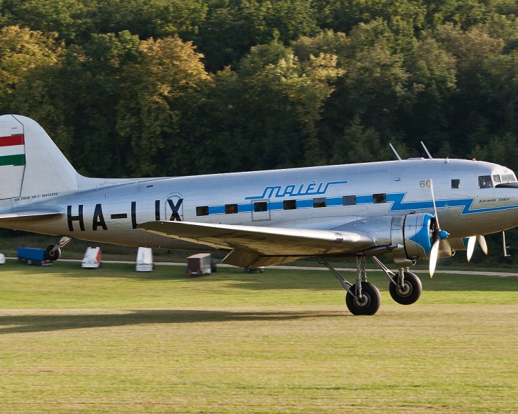 Самолет Ли-2Т