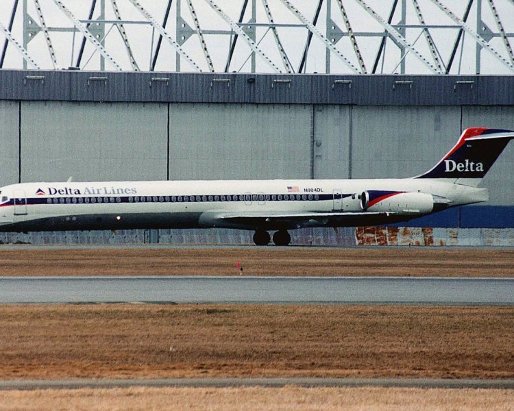 Самолет MD-88