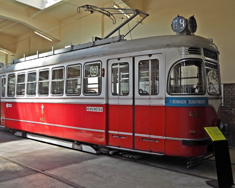 Трамвай T2